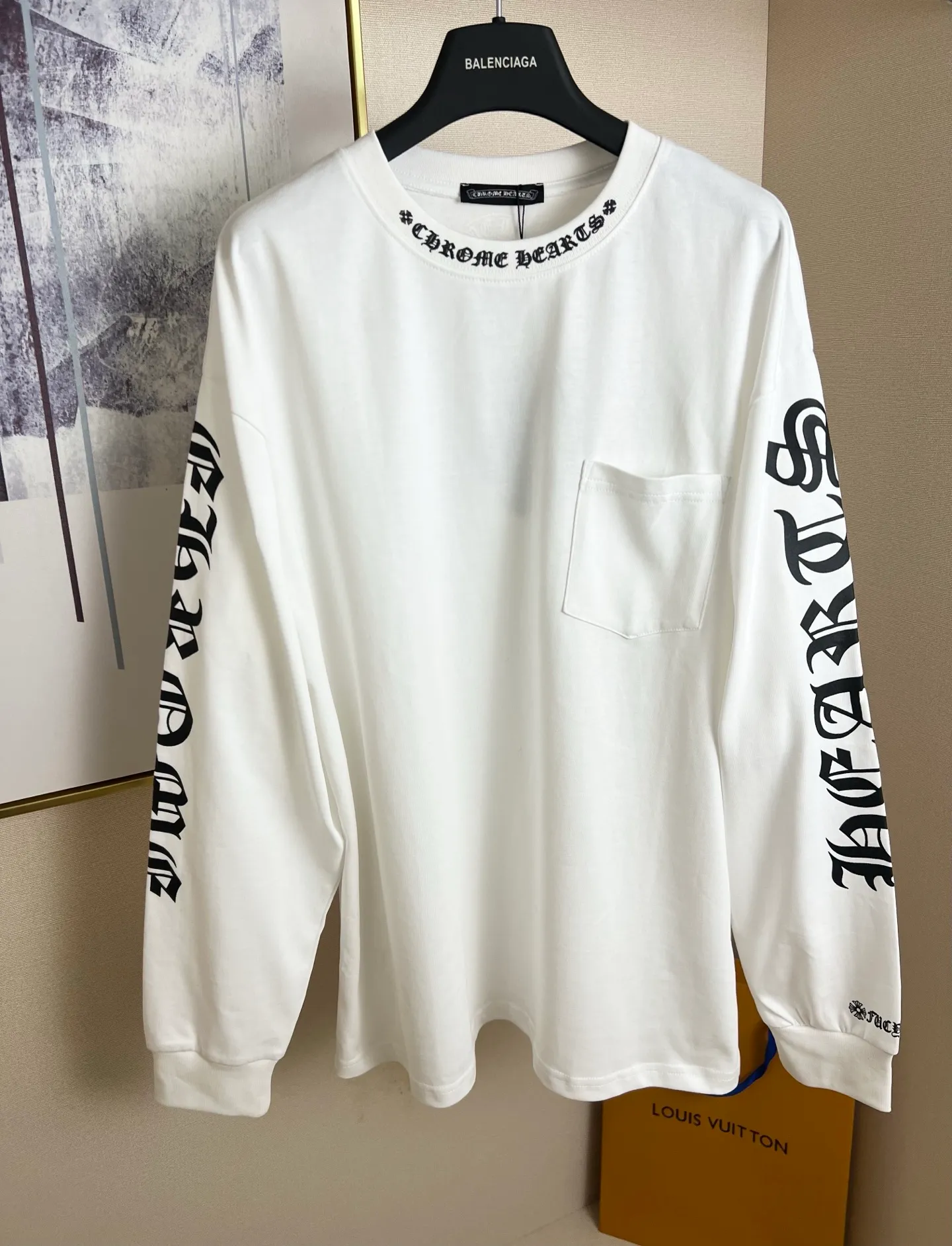 P220 Size: S/M/L/XL Black/White Unisex Chrome Hearts black arm collar Sanskrit long-sleeved T-shirt, simple and classic, highly recommended for inner wear. The material is very skin-friendly and a super good-looking T-shirt. It is perfect whether worn as inner wear or alone. The printed neckline design is full of personality ~ ⚠️Washing method: Dry clean or fast machine wash in cold water on the inside out and dry naturally! Avoid soaking in warm water